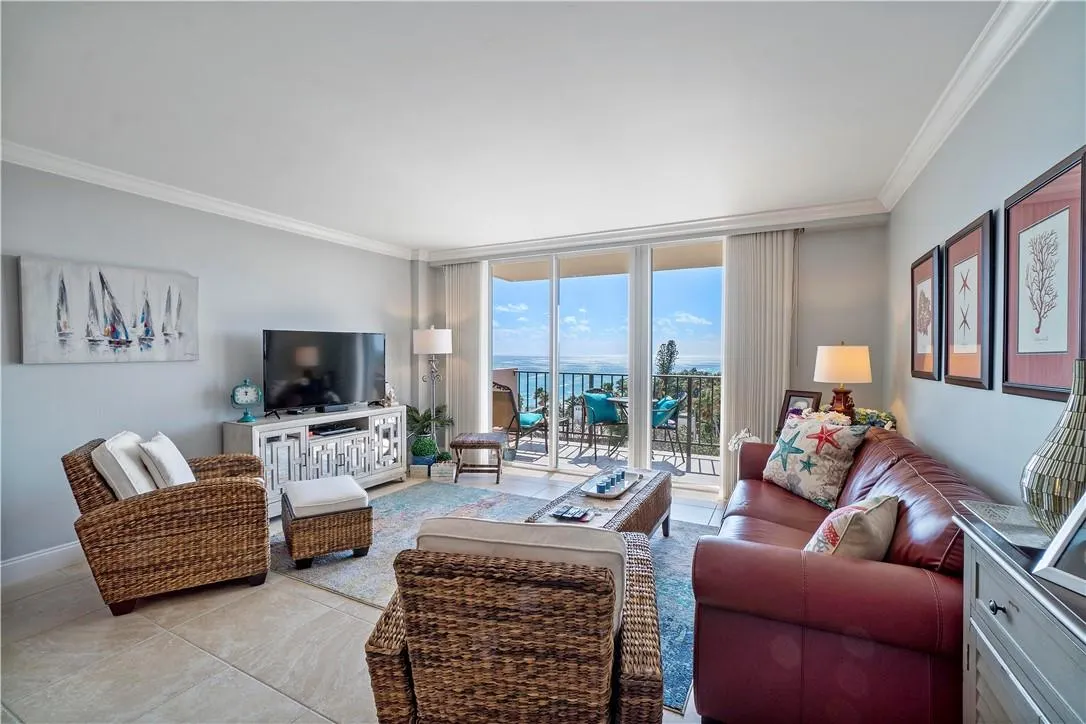 1147 Hillsboro Mile, #904