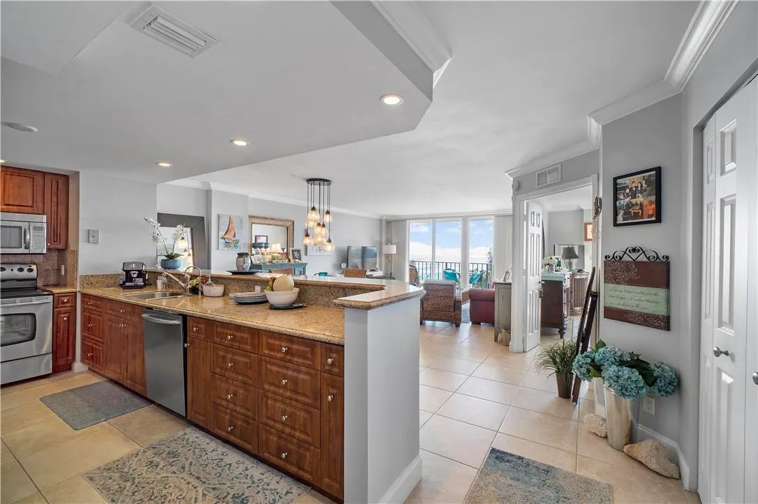 1147 Hillsboro Mile, #904