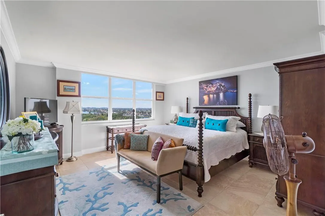1147 Hillsboro Mile, #904