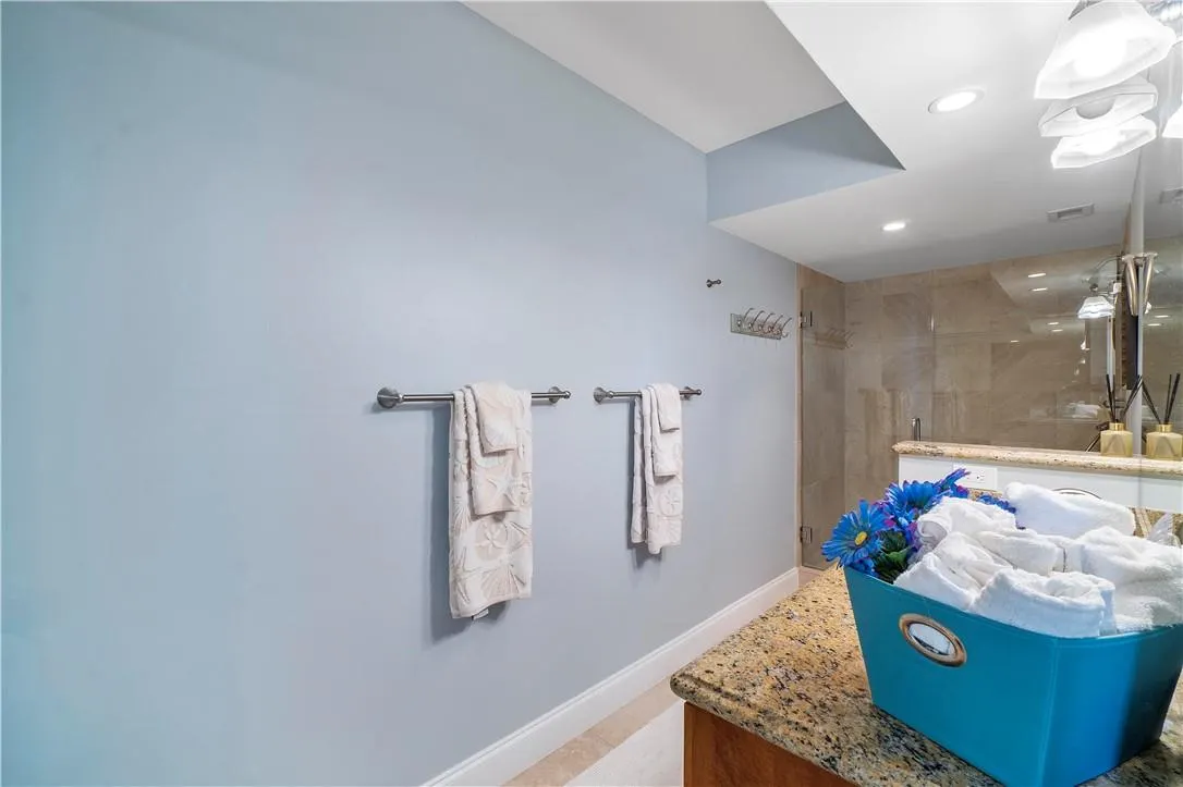 1147 Hillsboro Mile, #904