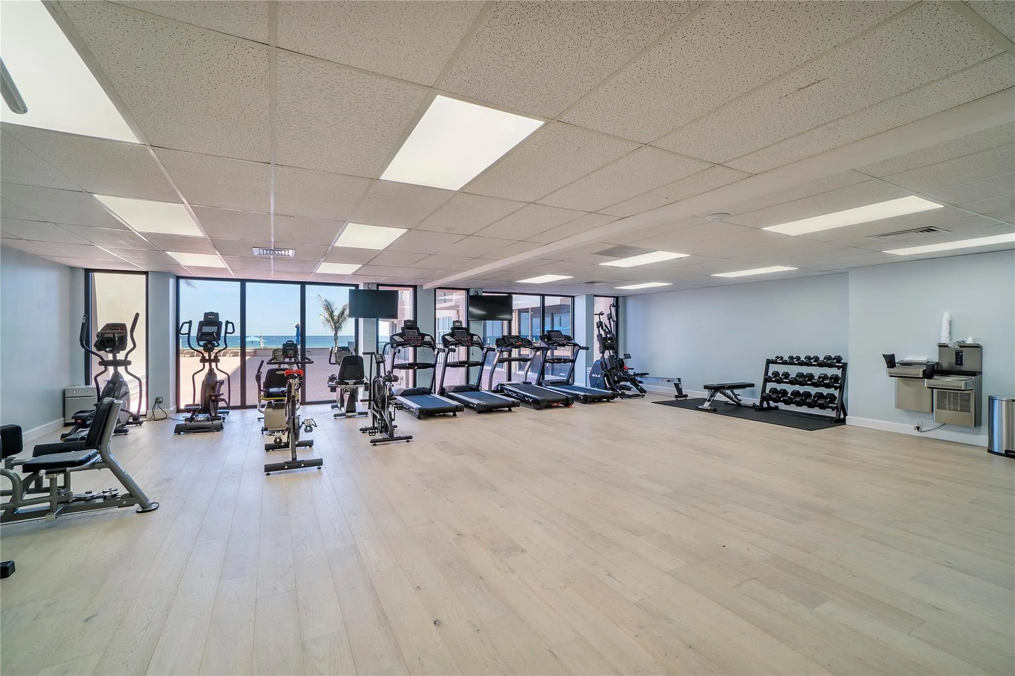 1147 Hillsboro Mile, #904