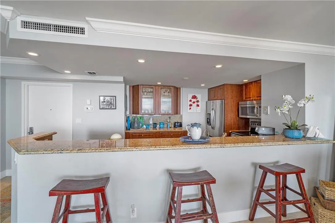 1147 Hillsboro Mile, #904