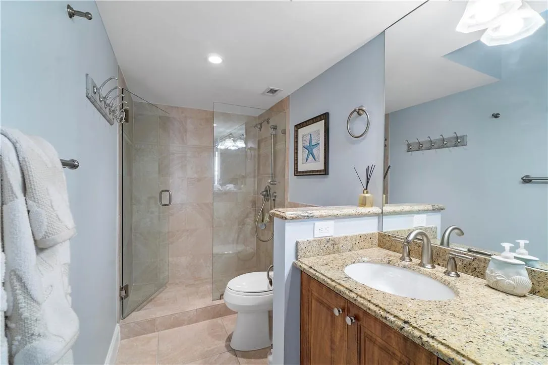 1147 Hillsboro Mile, #904