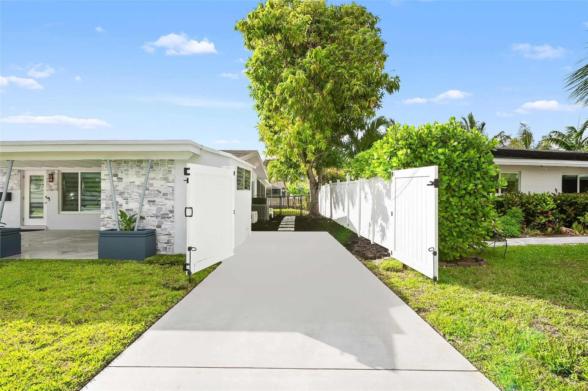 2817 NW 9th Ter