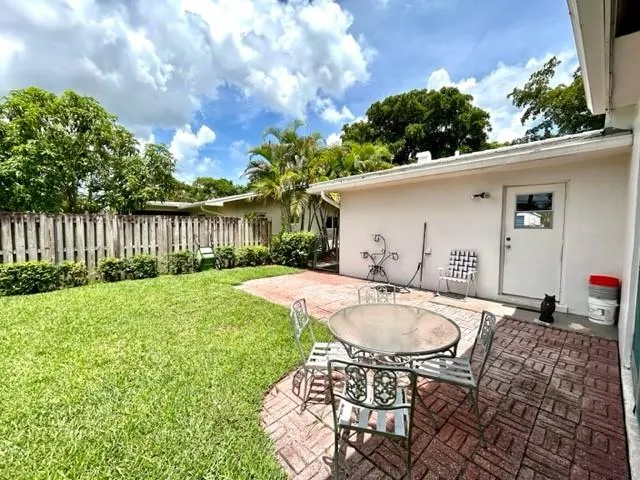 1101 NW 74th Ter