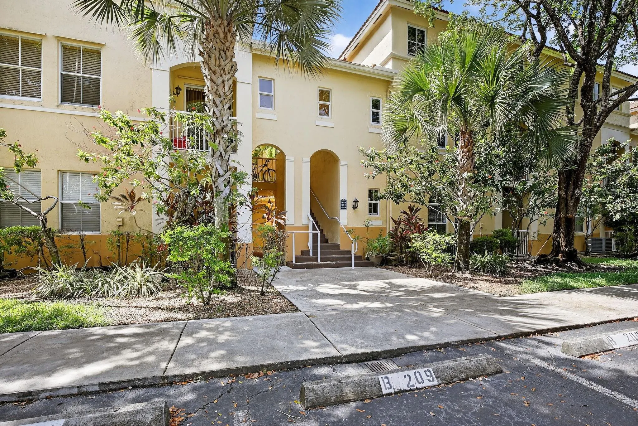 110 Jacaranda Country Club Dr, #104