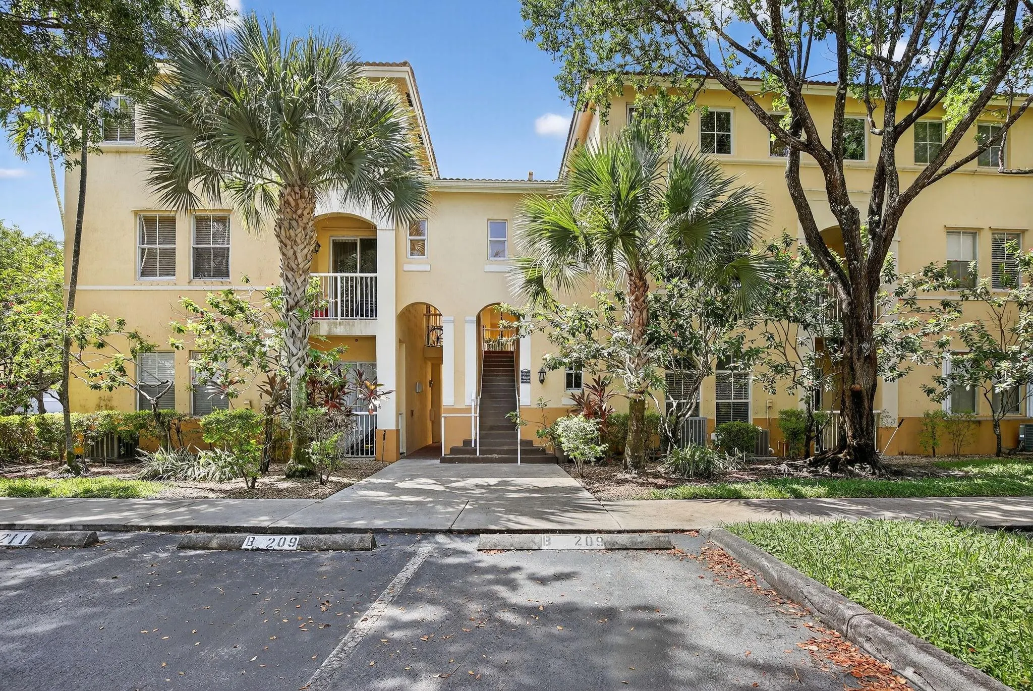 110 Jacaranda Country Club Dr, #104