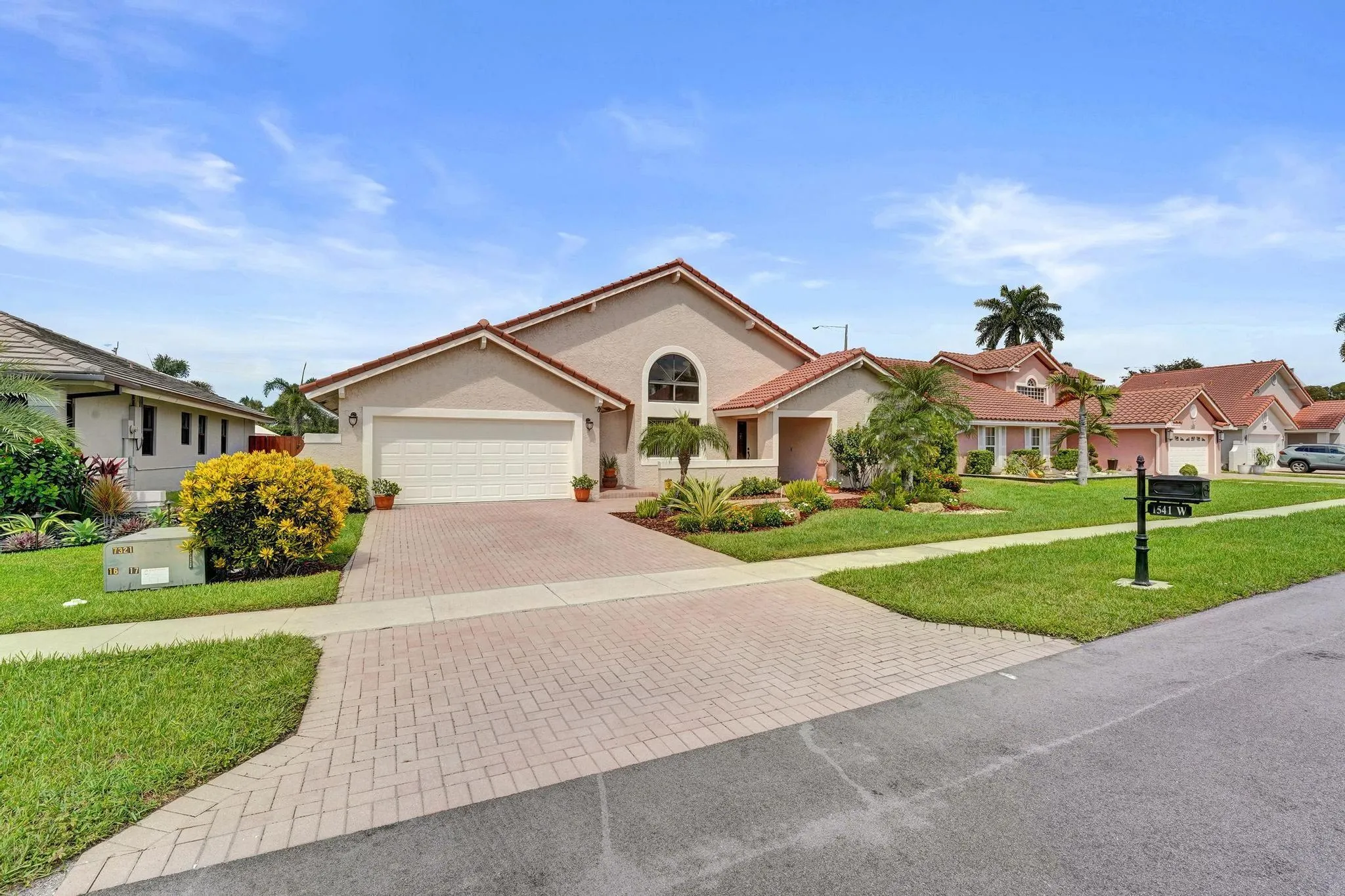 1541 W Oak Knoll Cir