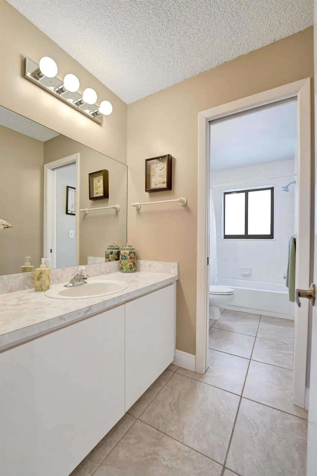 1541 W Oak Knoll Cir