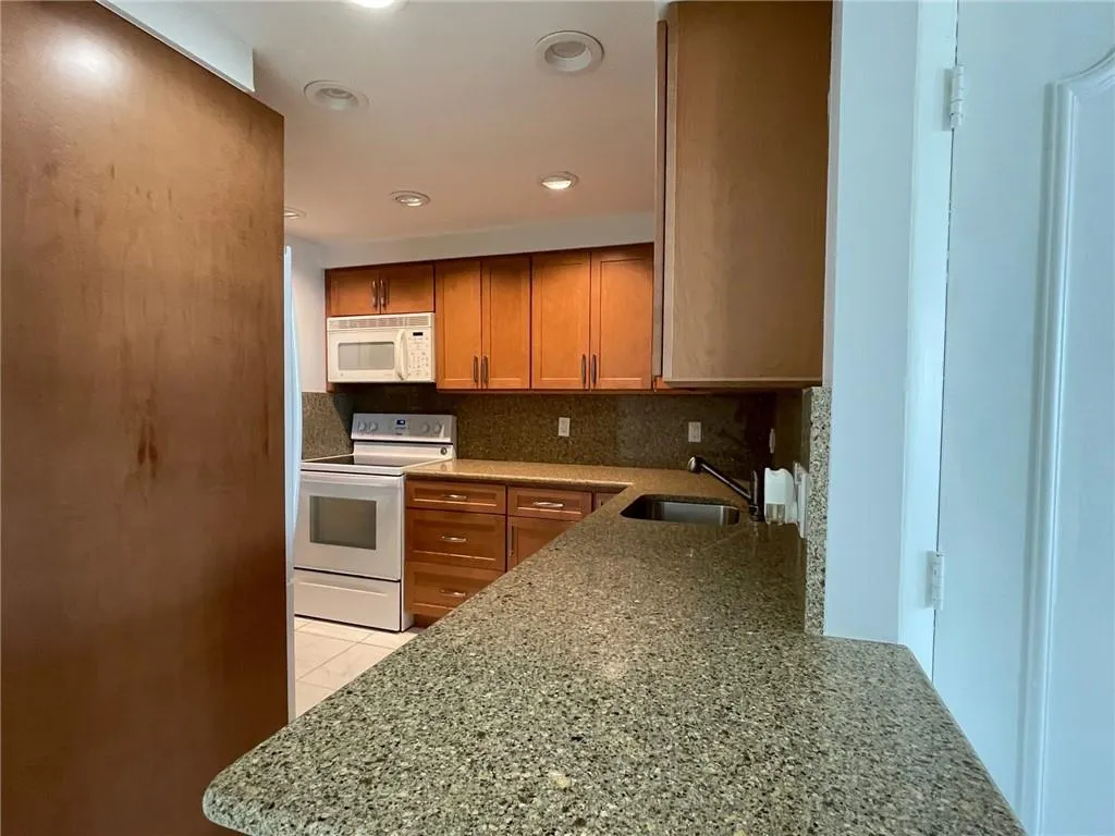 305 N Pompano Beach Blvd, #1006