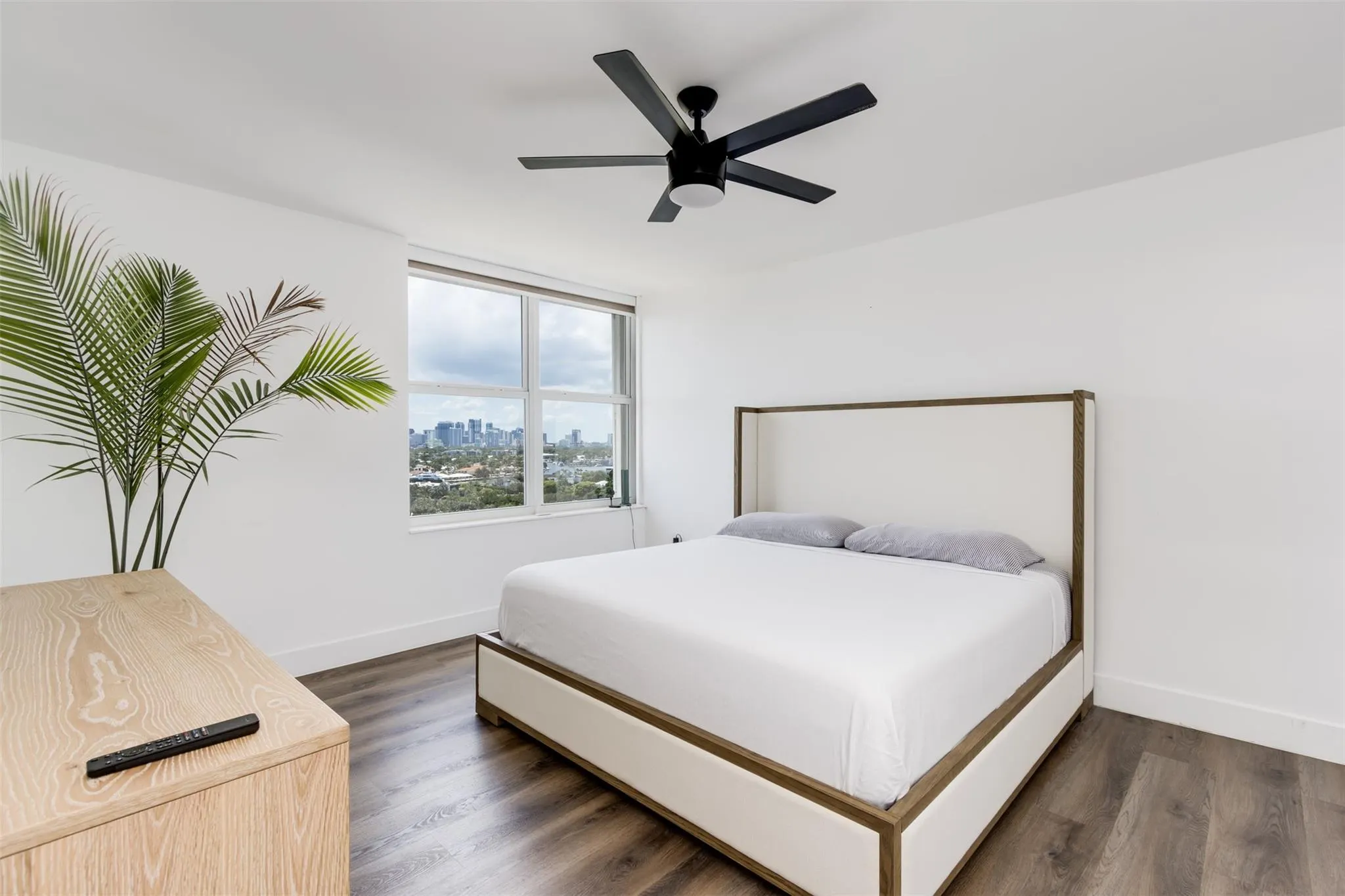 888 Intracoastal Dr, #14G
