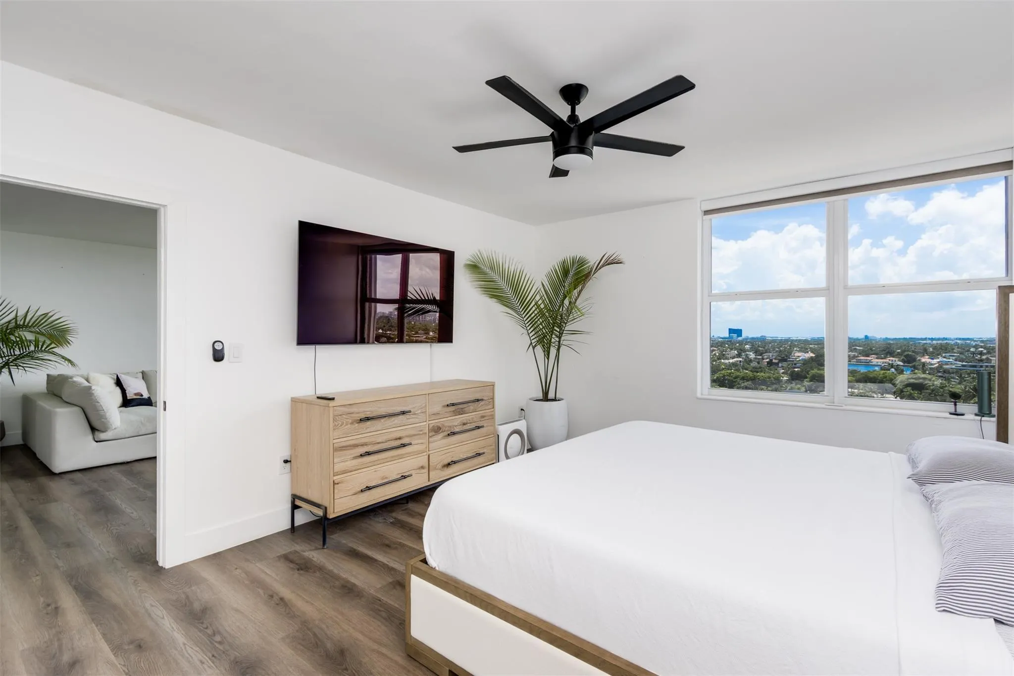 888 Intracoastal Dr, #14G