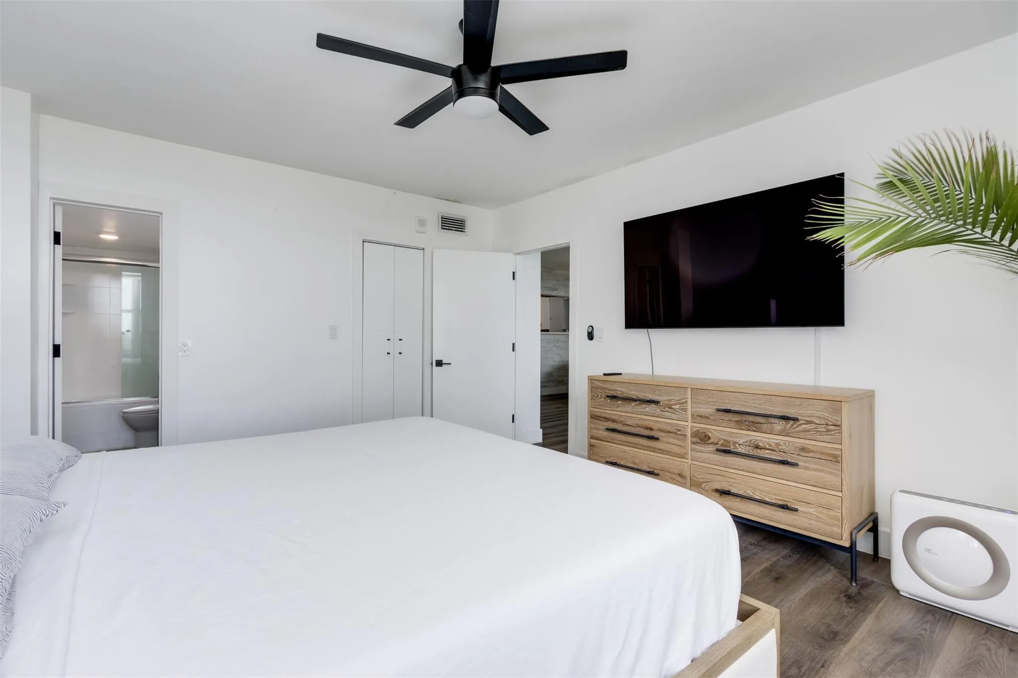 888 Intracoastal Dr, #14G