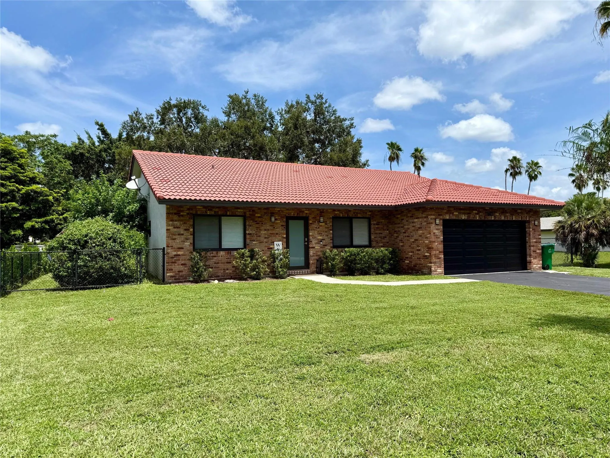 11601 NW 39th St