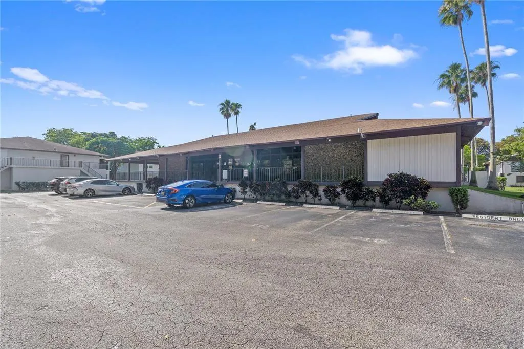 459 N Laurel Dr, #2002