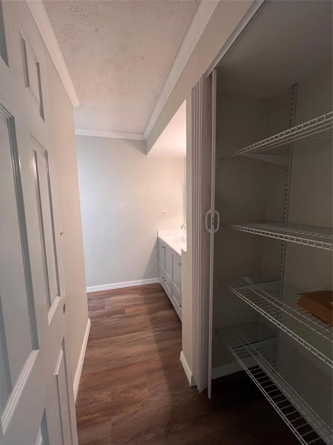 459 N Laurel Dr, #2002