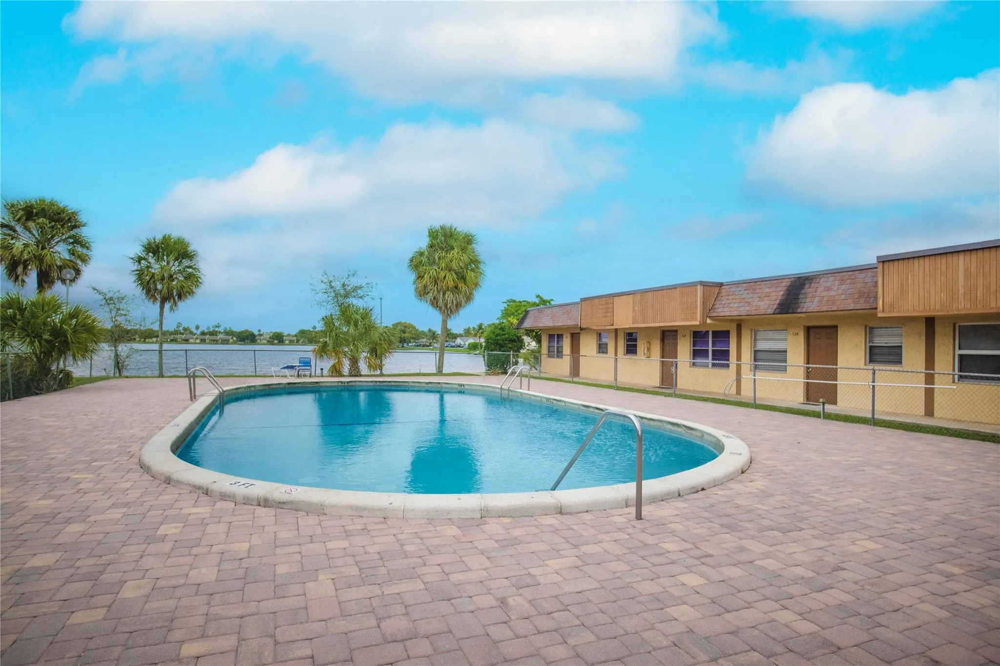 416 Lakeside Dr, #129