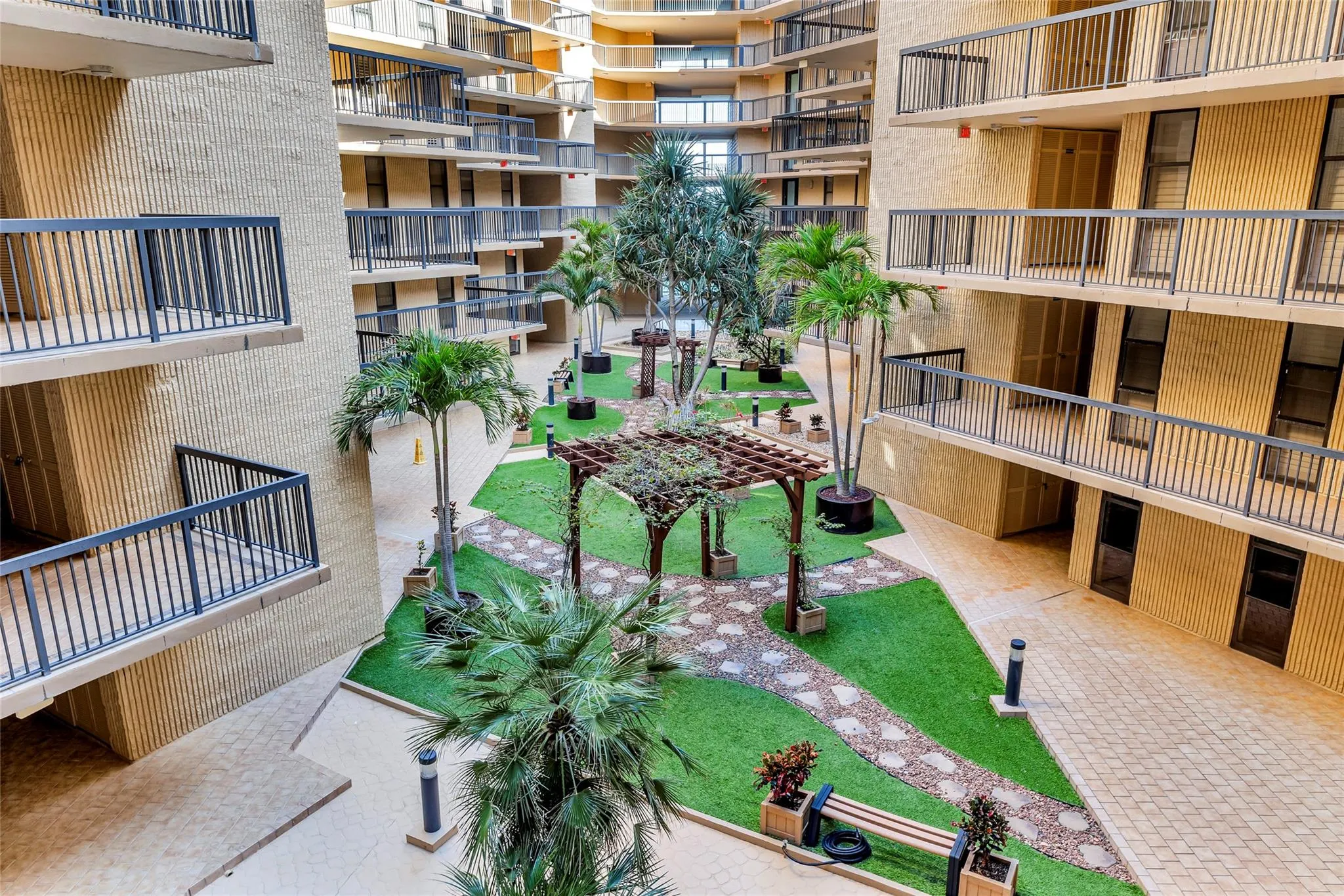 1167 Hillsboro Mile, #306