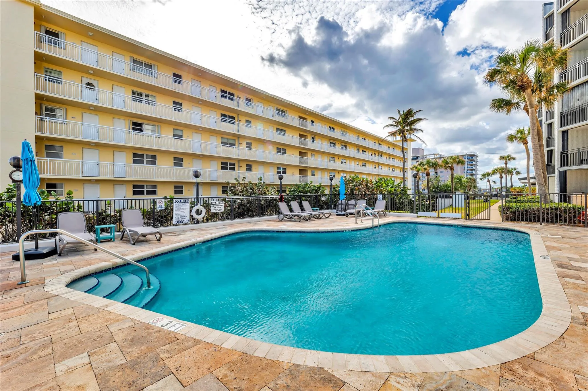 1167 Hillsboro Mile, #306