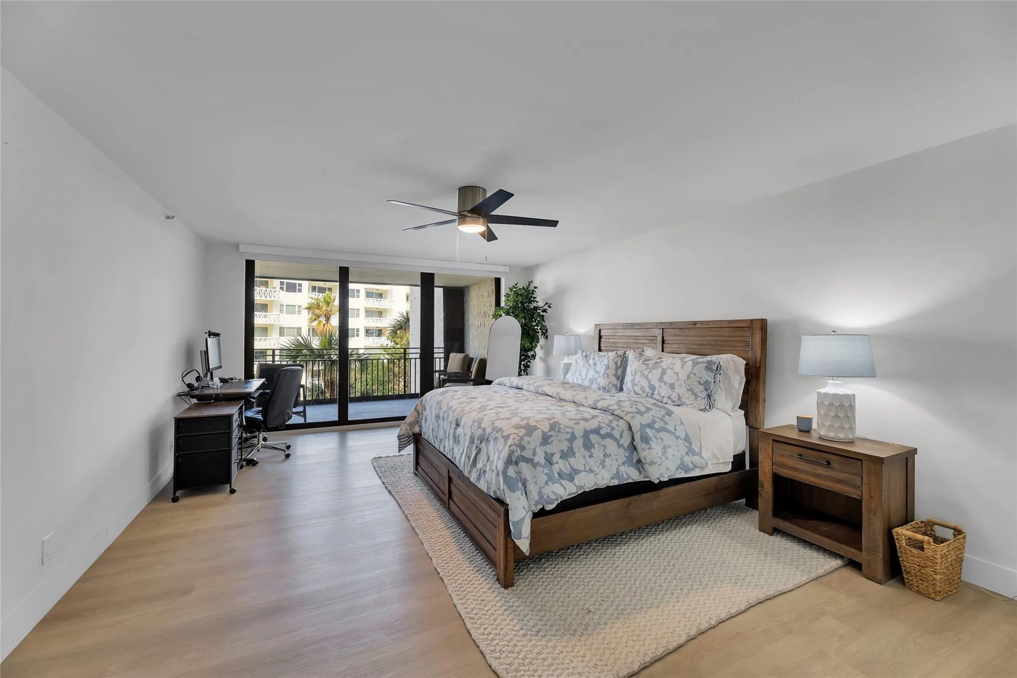 1167 Hillsboro Mile, #306