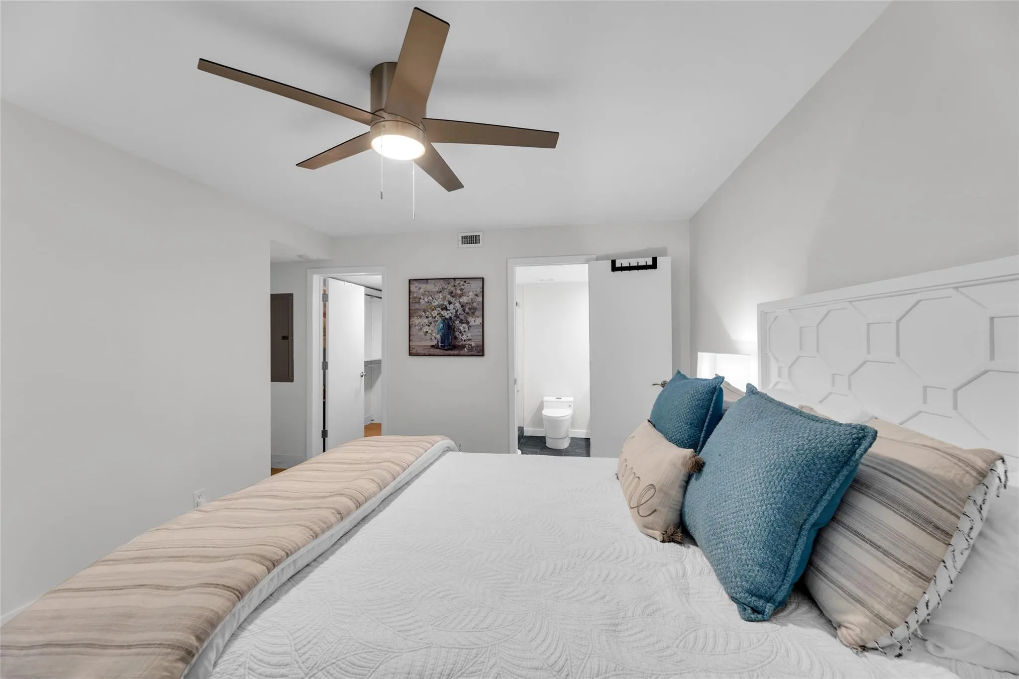 1167 Hillsboro Mile, #306