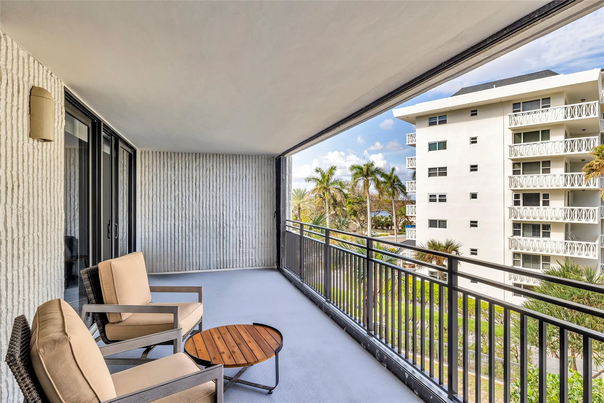 1167 Hillsboro Mile, #306
