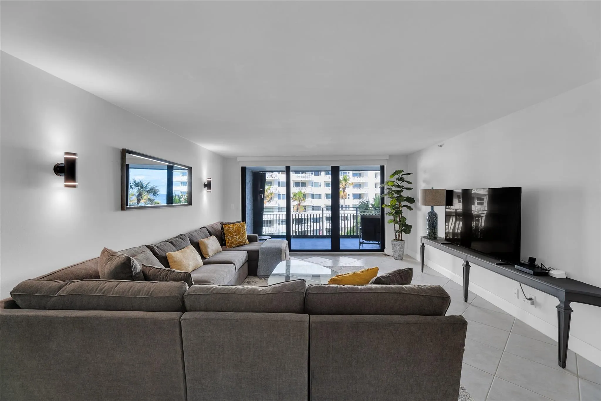 1167 Hillsboro Mile, #306