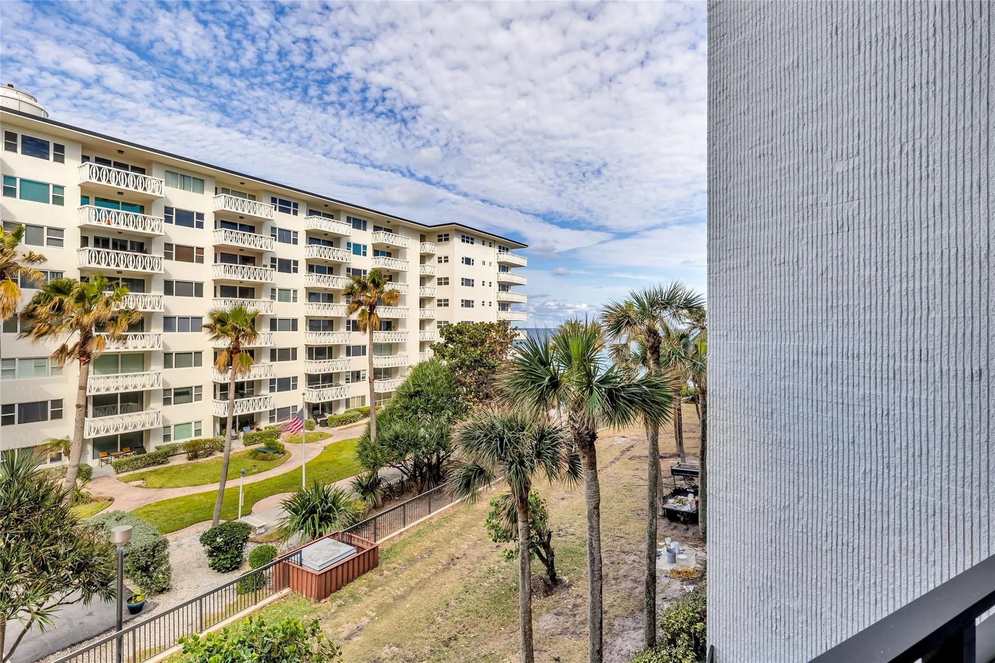 1167 Hillsboro Mile, #306