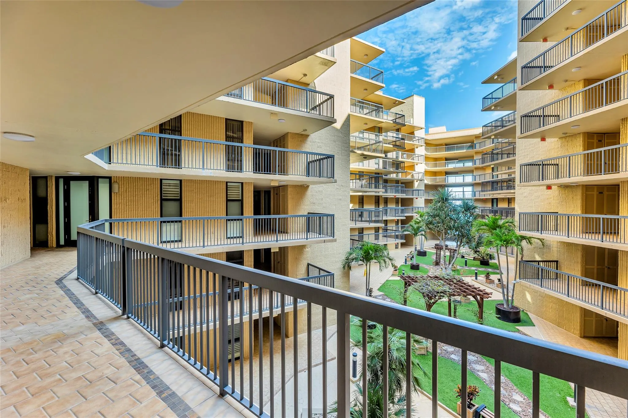 1167 Hillsboro Mile, #306
