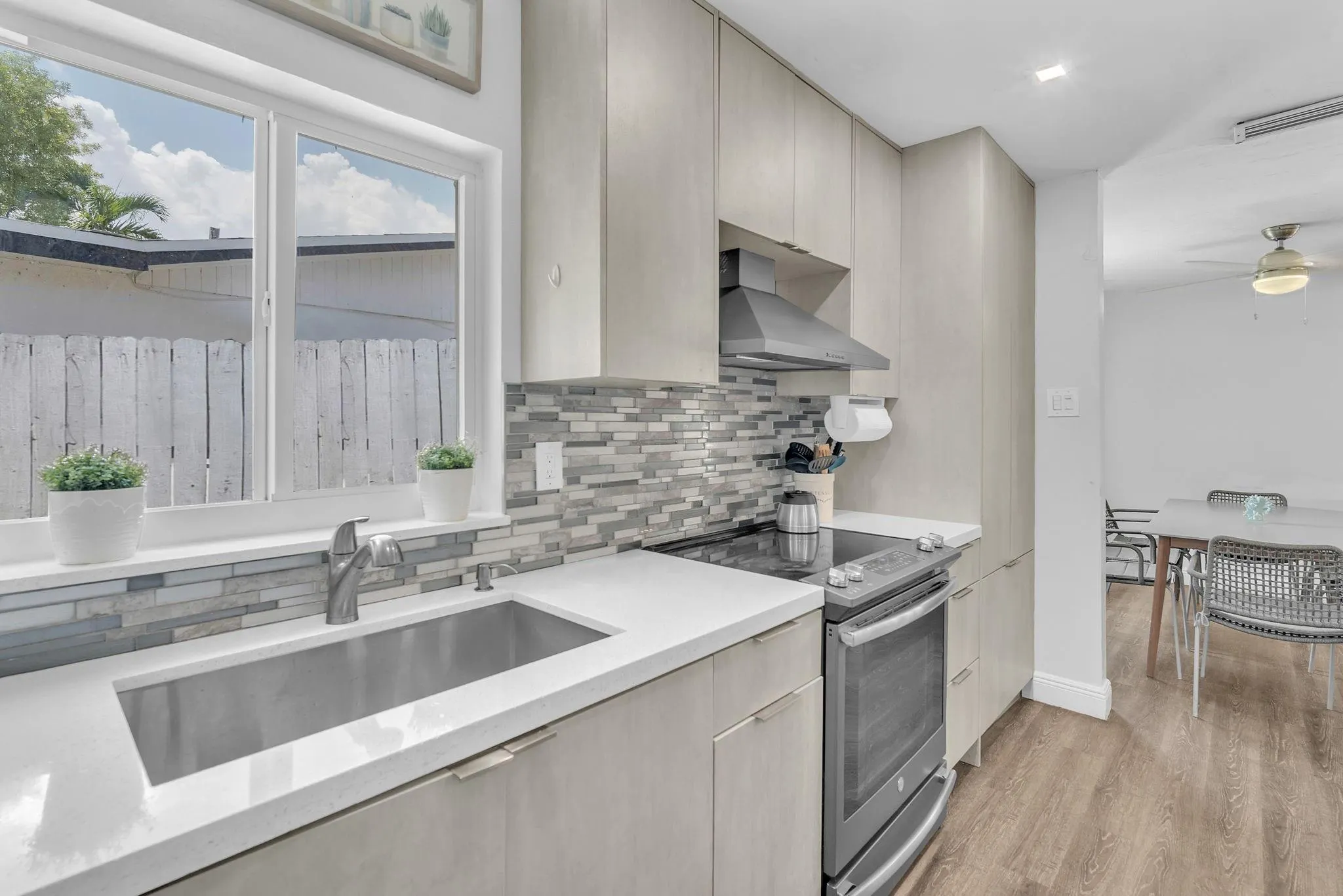1121 N 66th Ter
