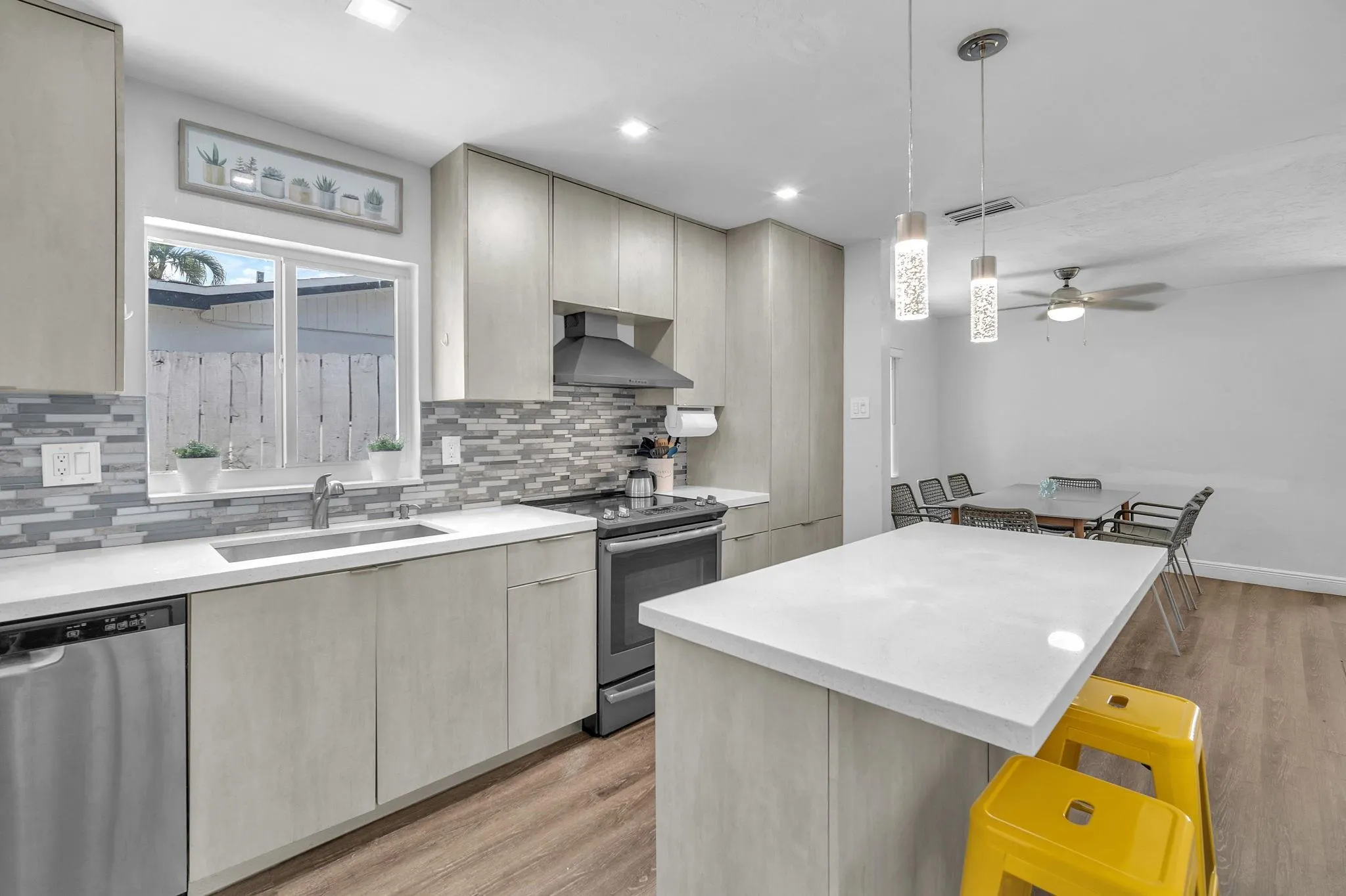 1121 N 66th Ter