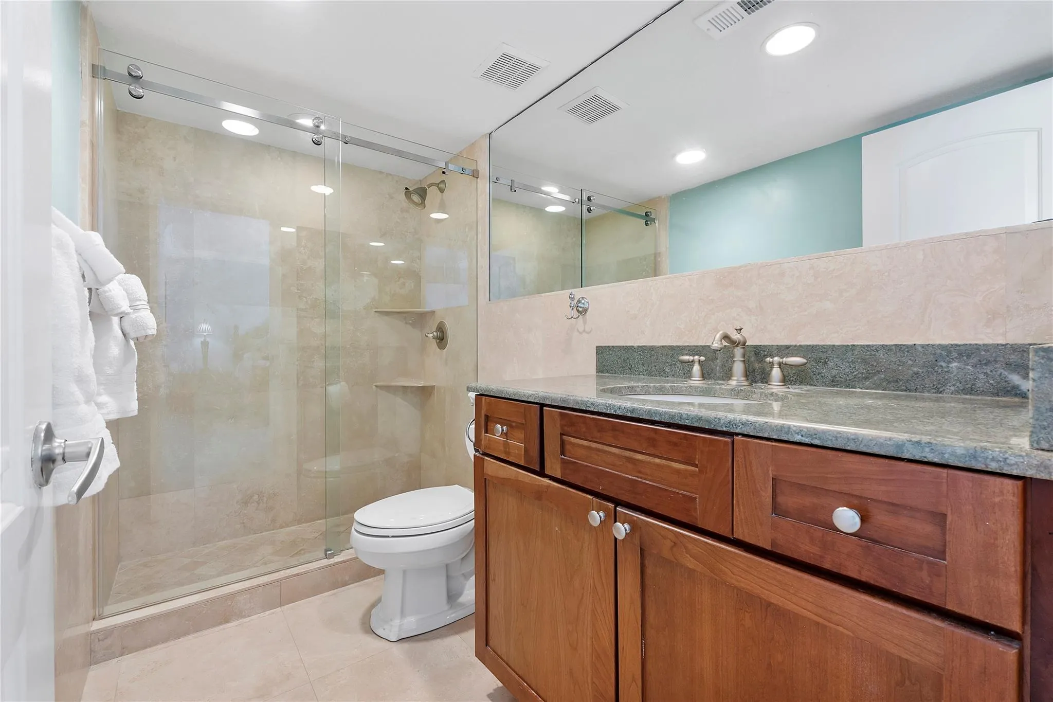 2080 E Hillsboro Blvd, #407