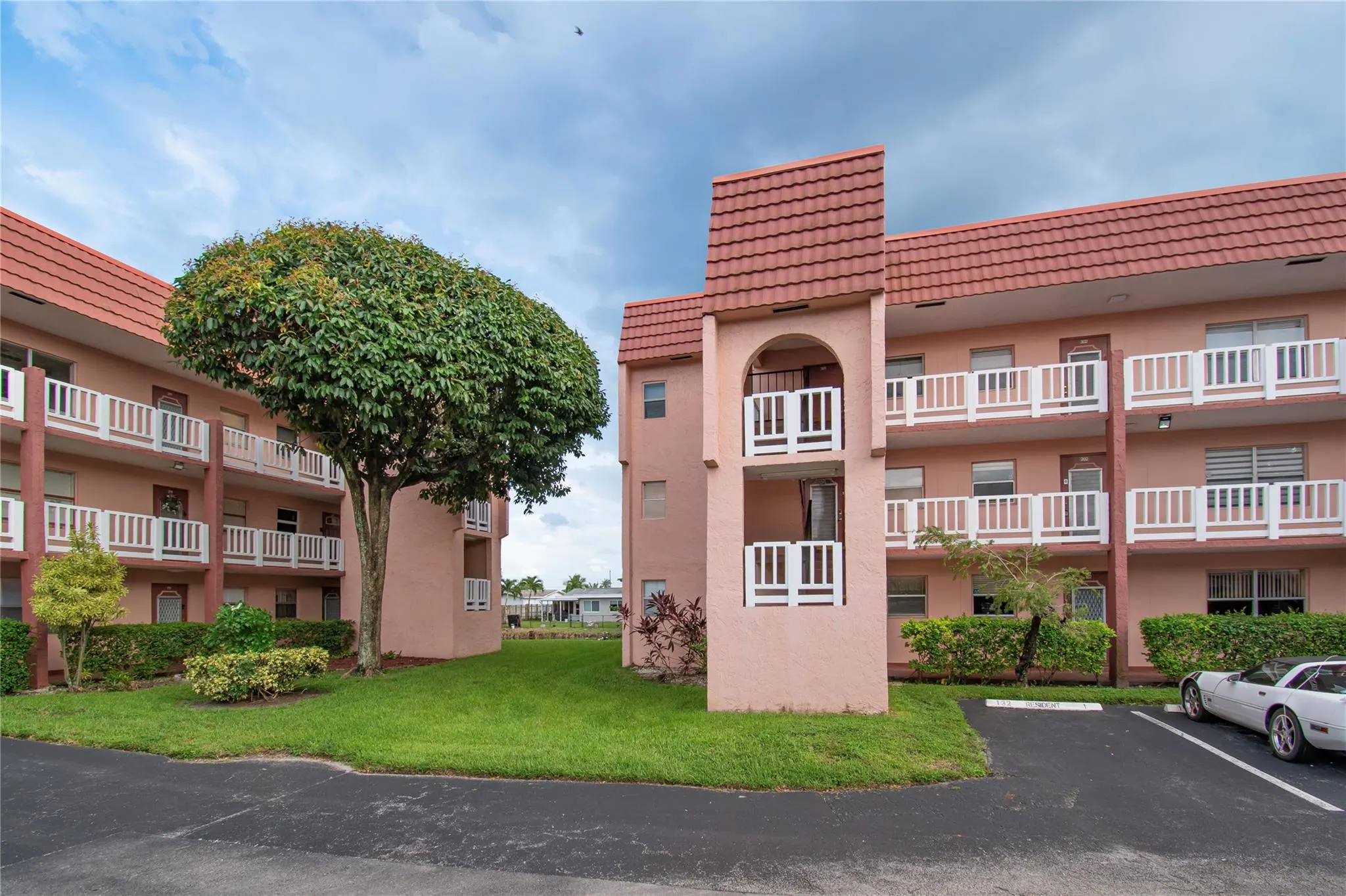 9460 Sunrise Lakes Blvd, #202