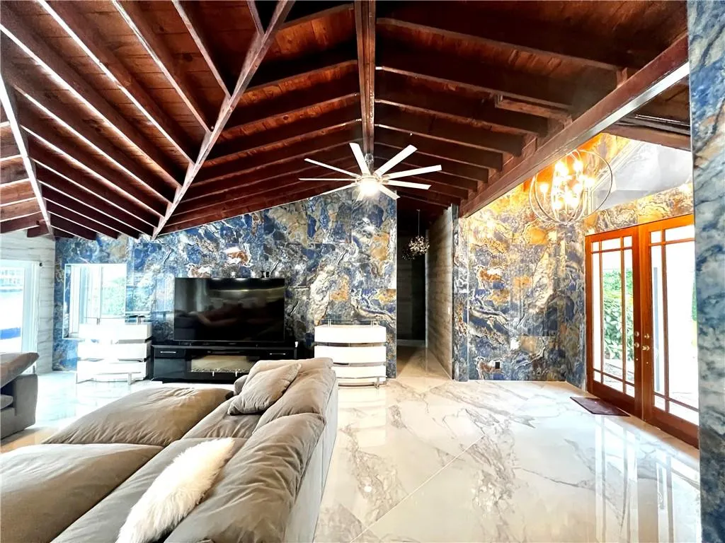 720 NE 28th Ave