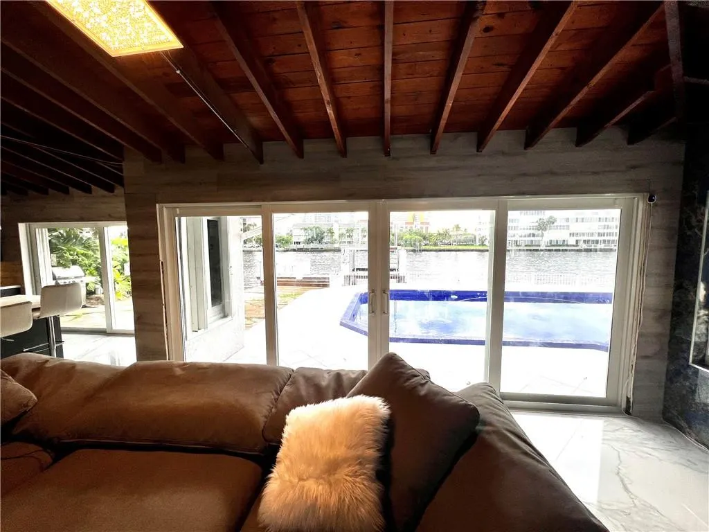 720 NE 28th Ave
