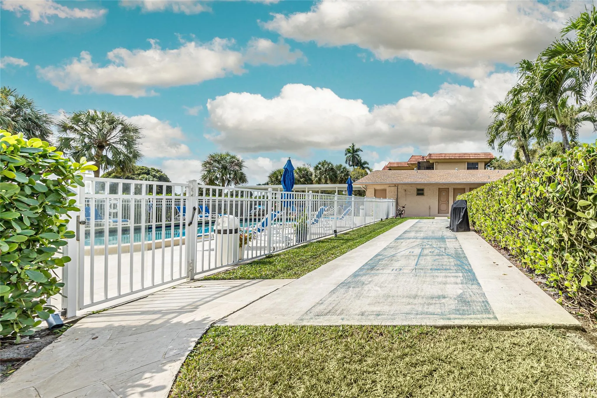 250 Jacaranda Dr, #607