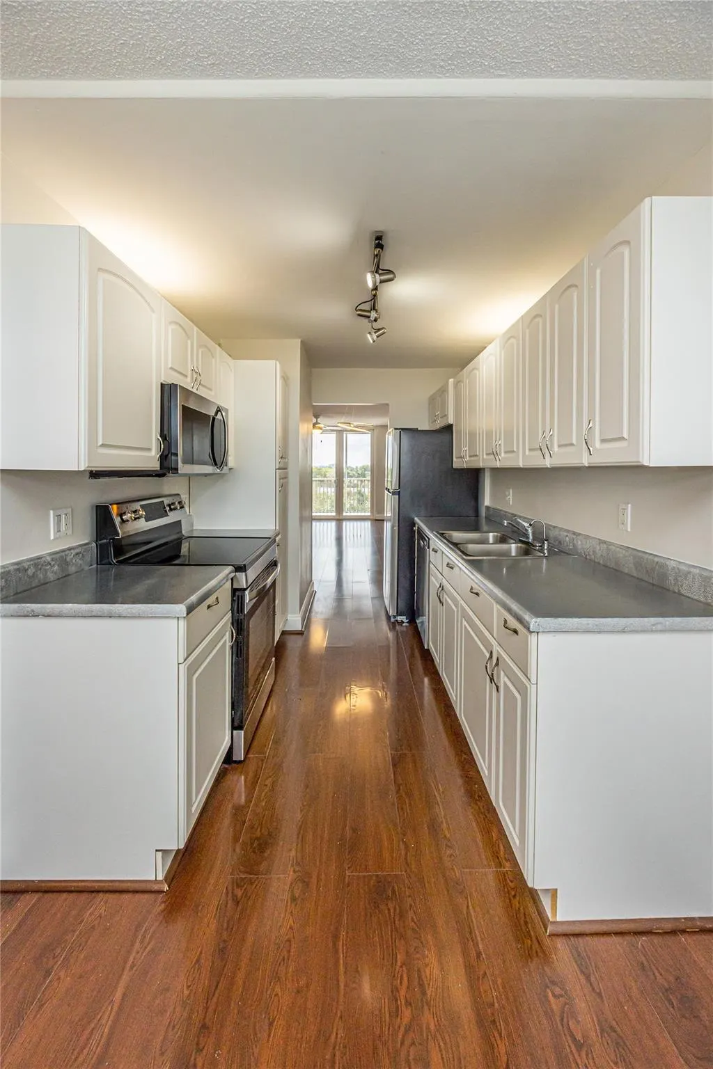 250 Jacaranda Dr, #607