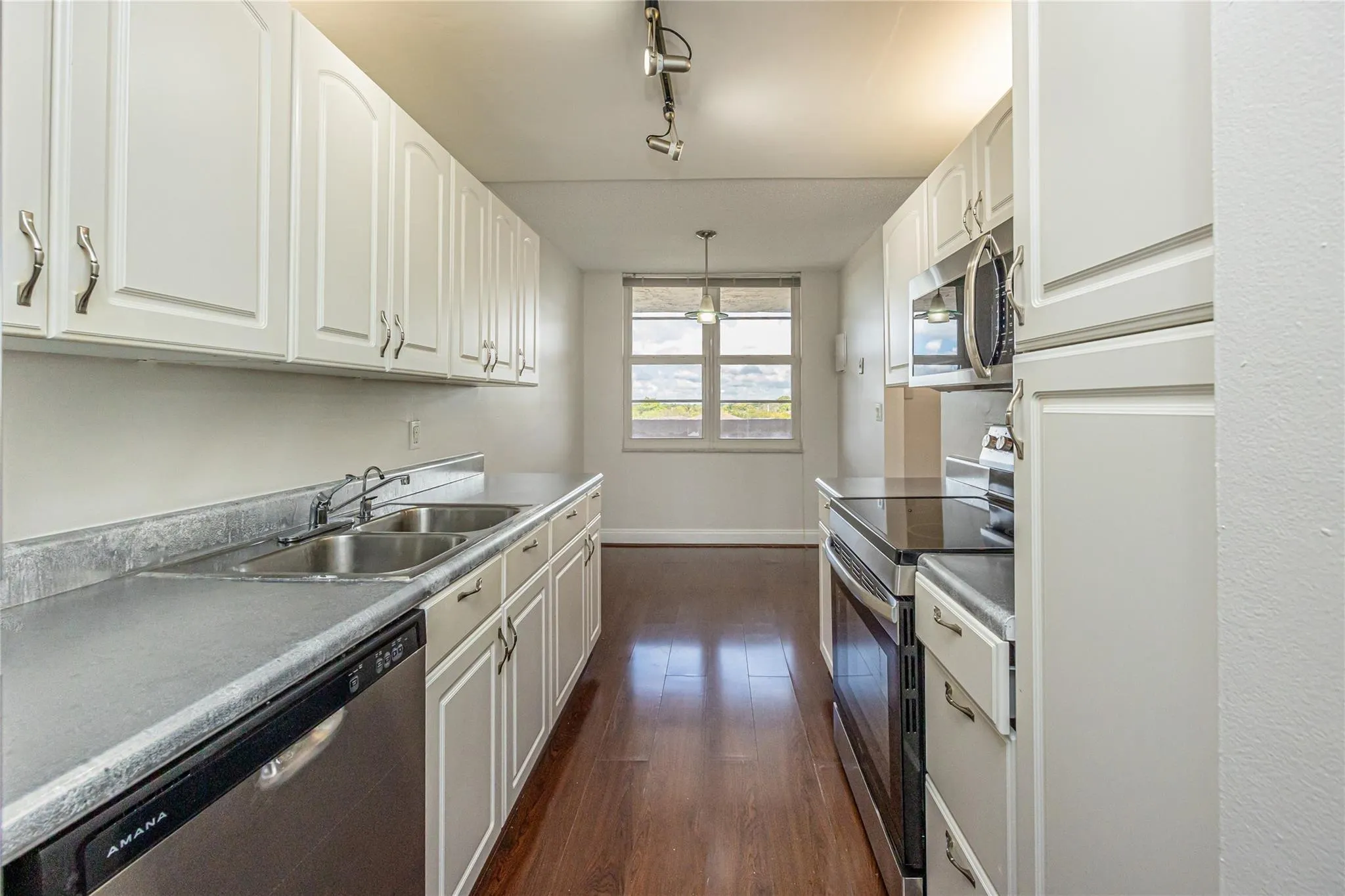 250 Jacaranda Dr, #607