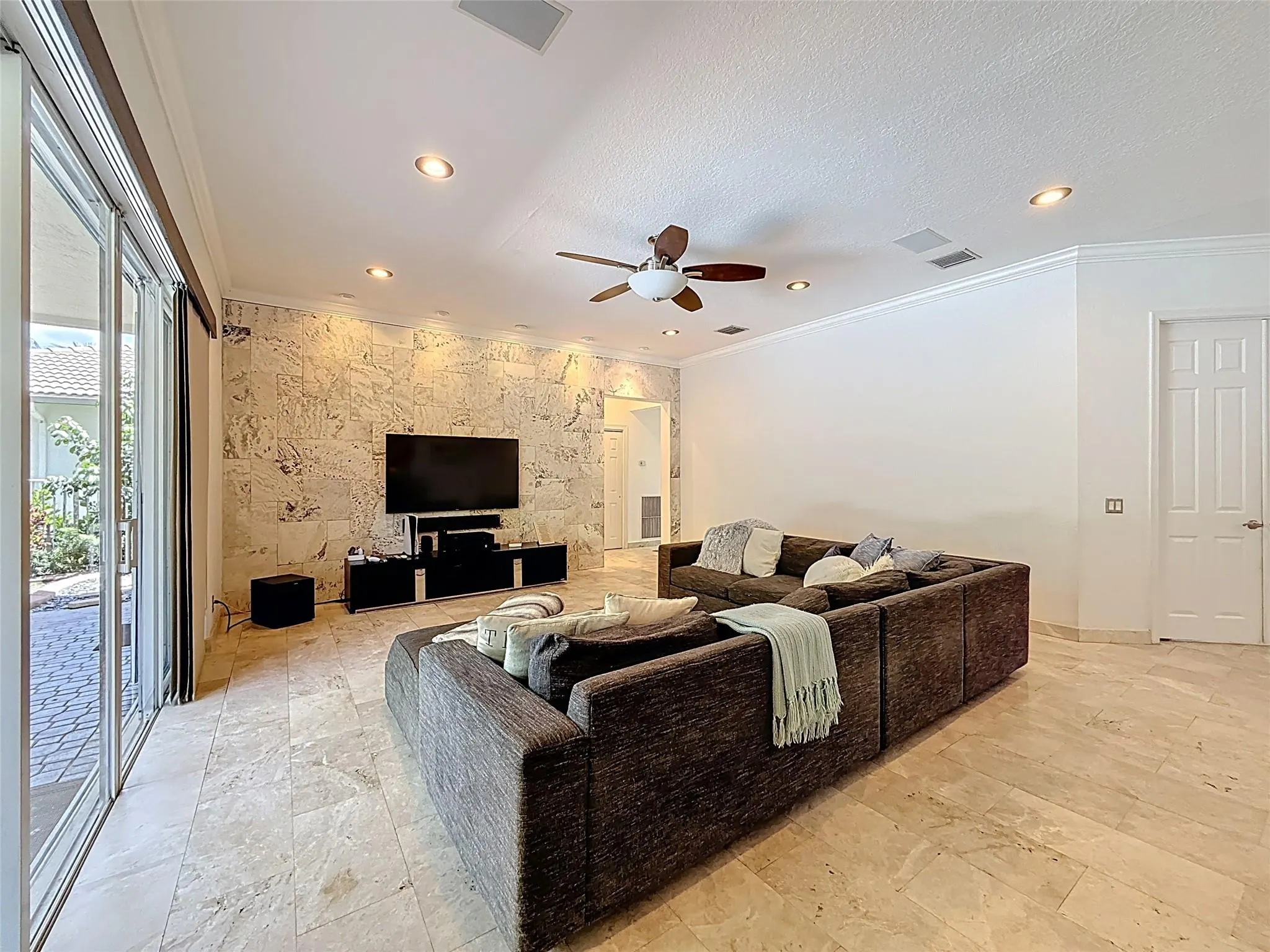 1673 VICTORIA POINTE CIR