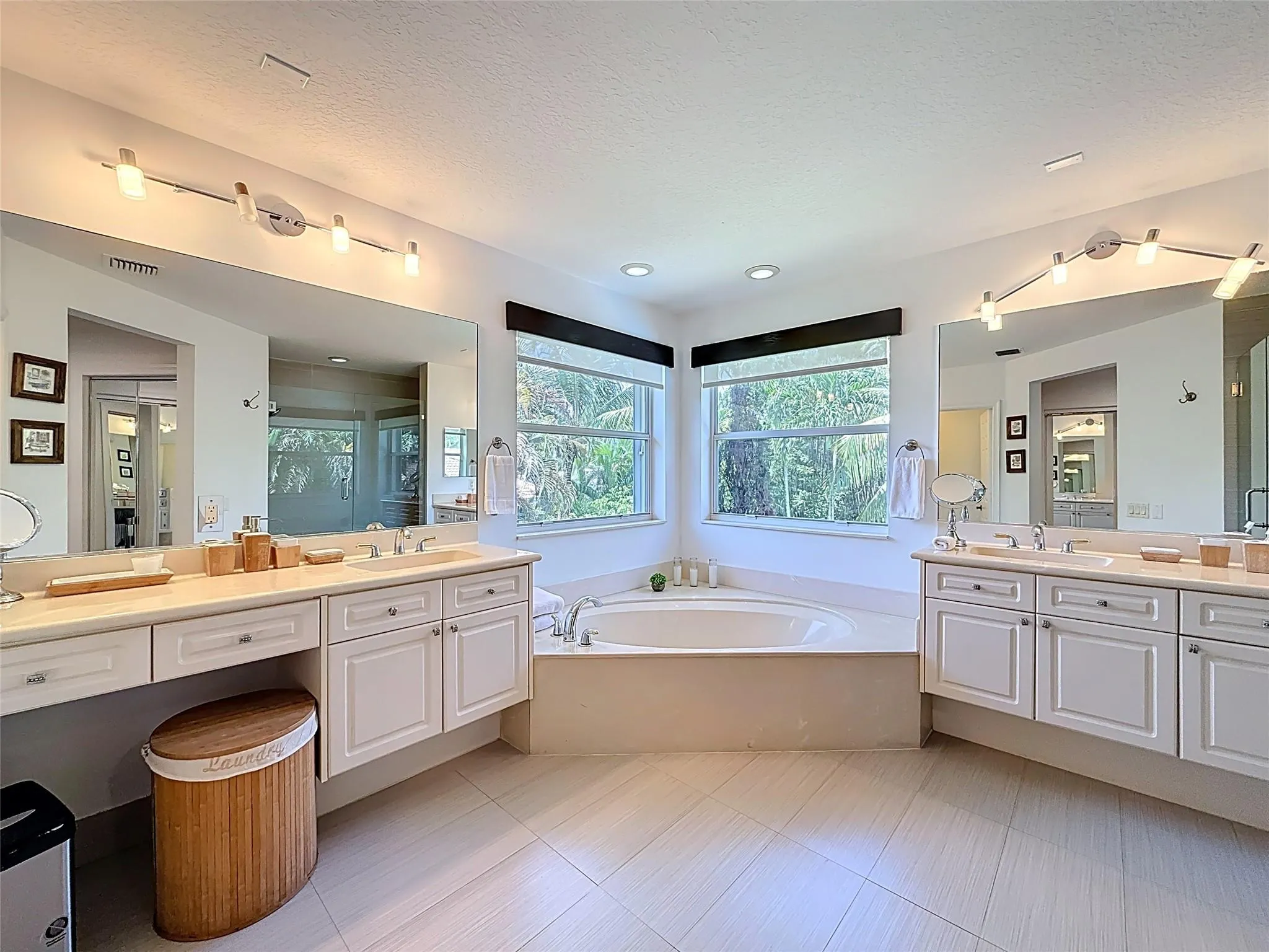 1673 VICTORIA POINTE CIR