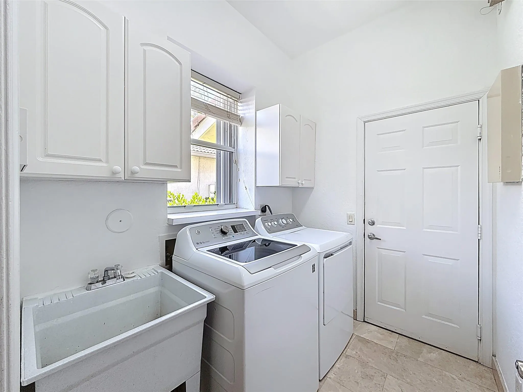 1673 VICTORIA POINTE CIR