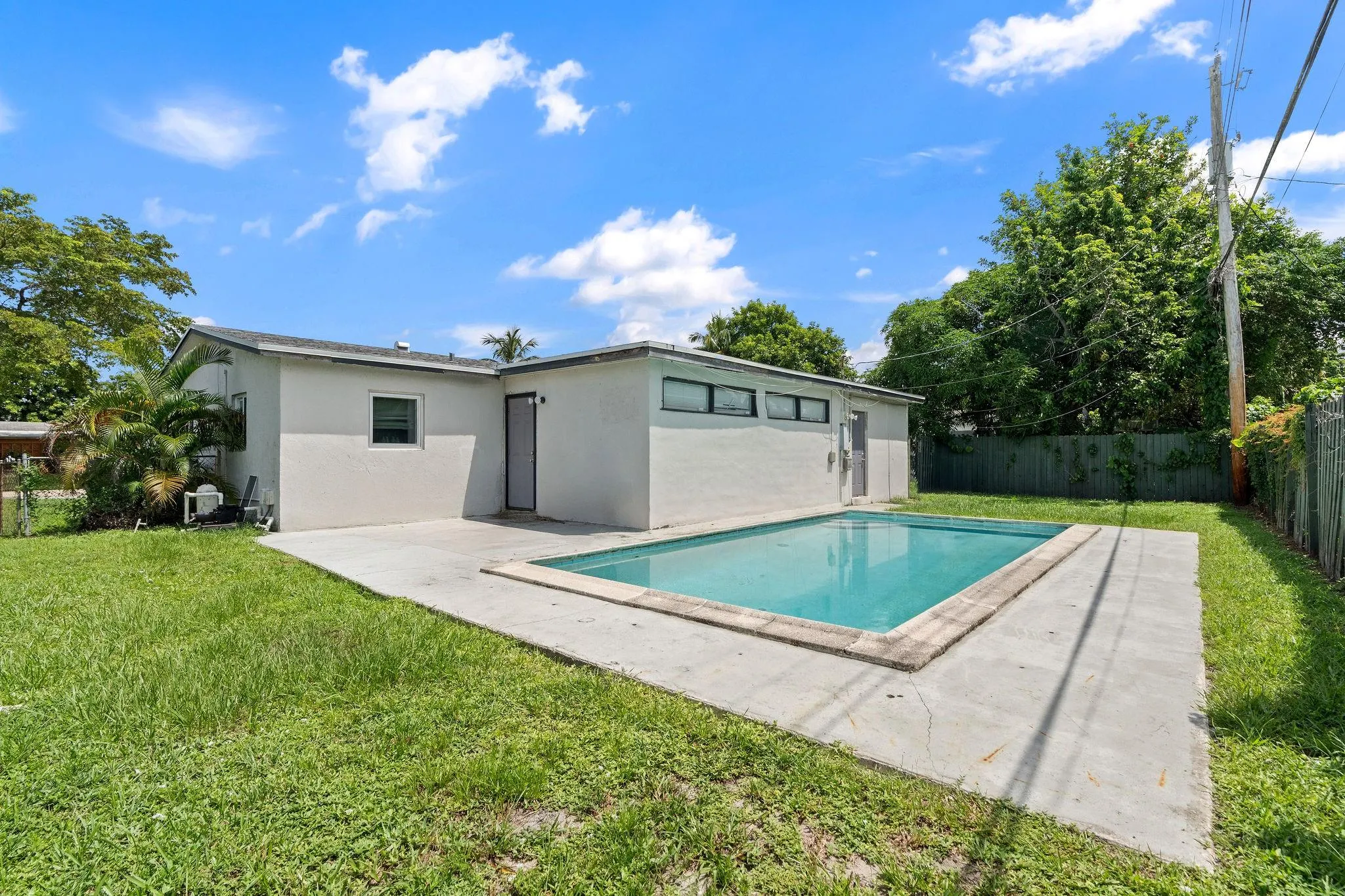 5920 NW 14th Pl