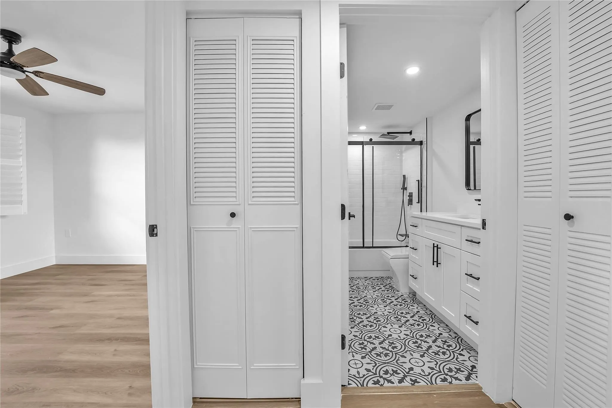 6037 Balboa Circle, #401