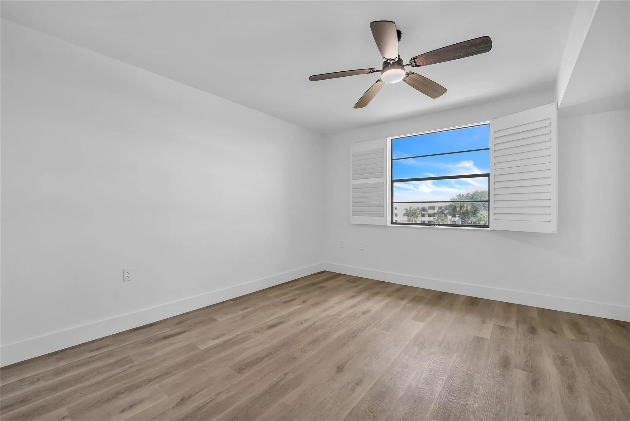 6037 Balboa Circle, #401
