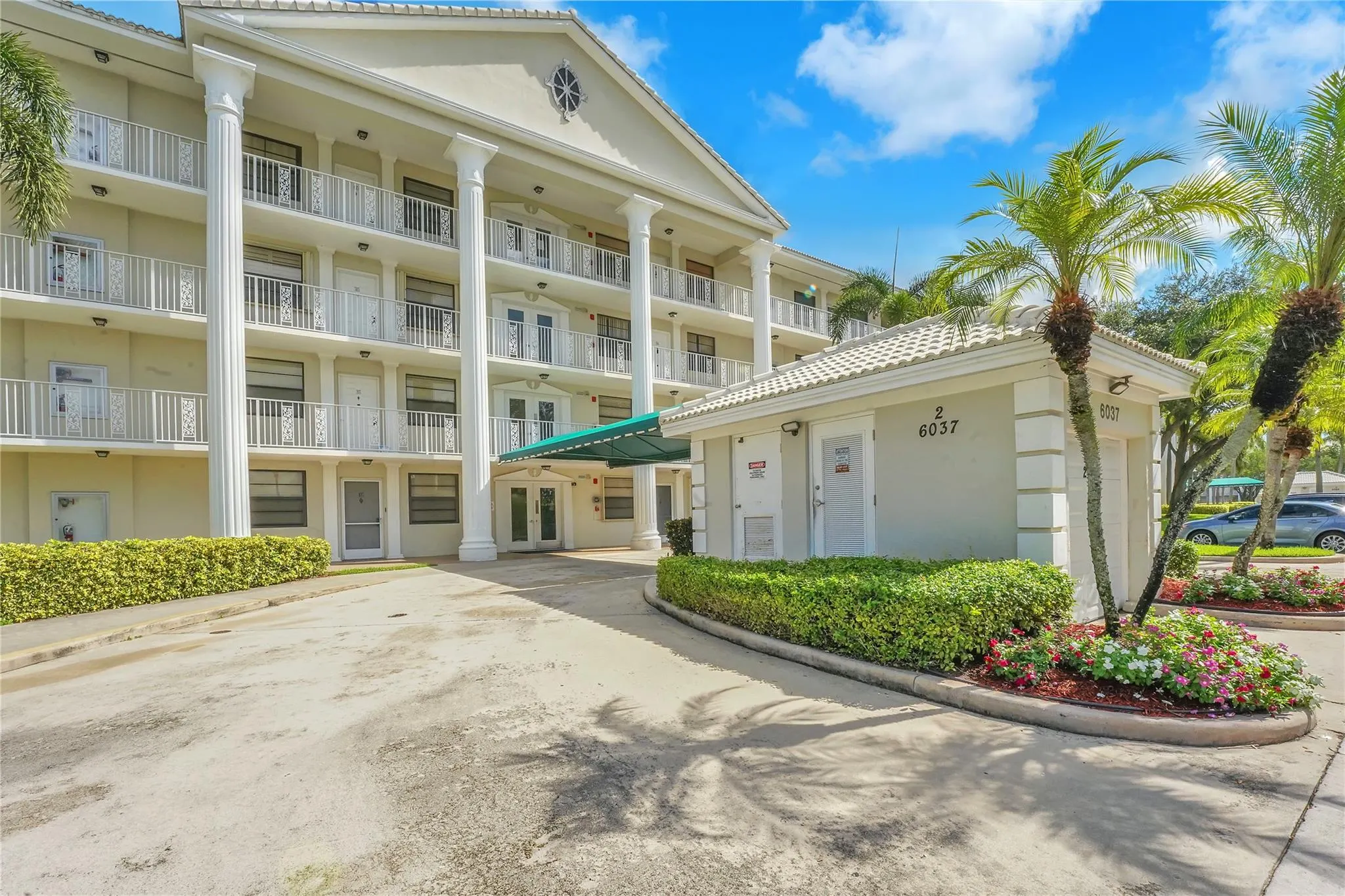 6037 Balboa Circle, #401