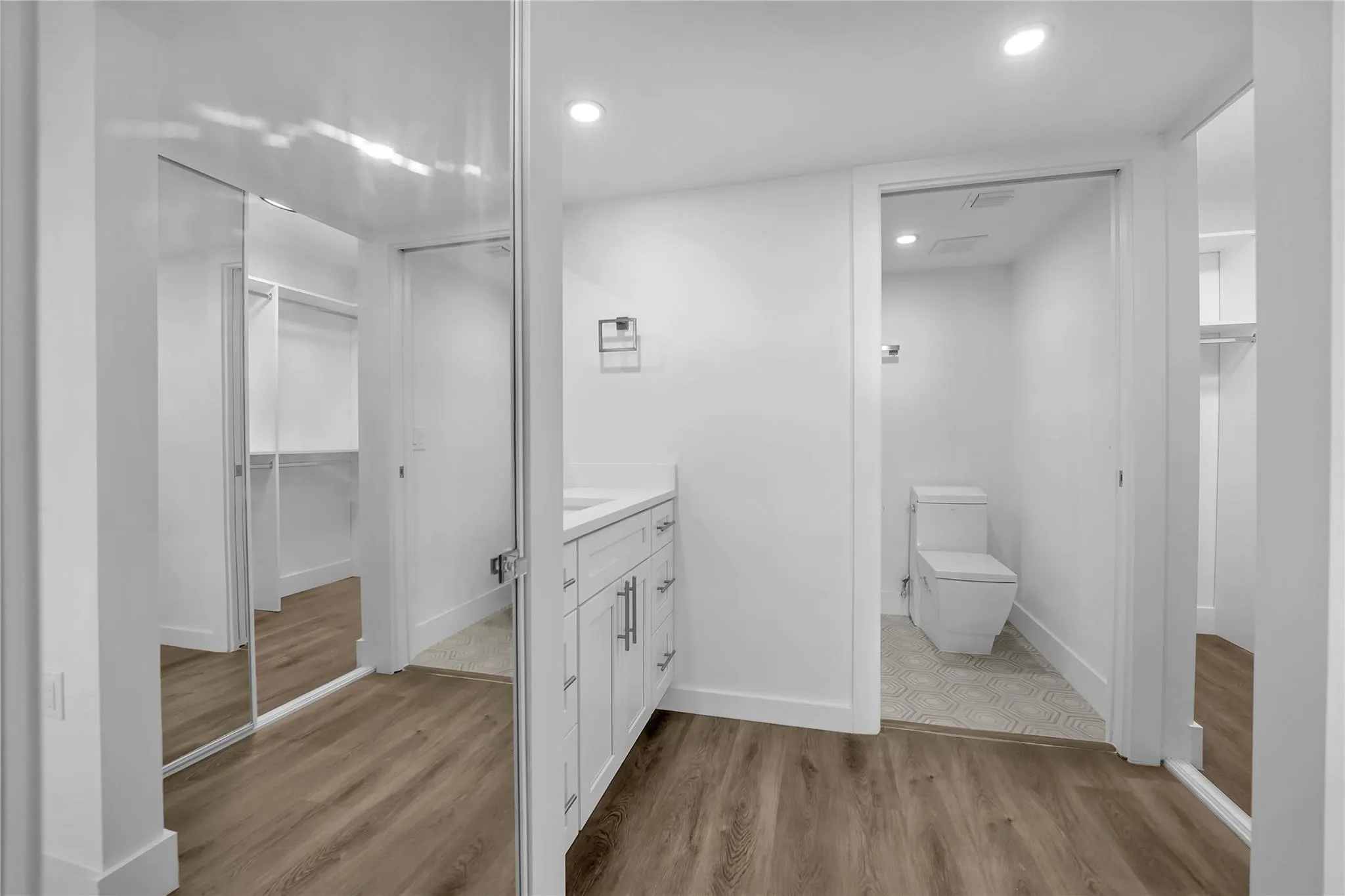 6037 Balboa Circle, #401