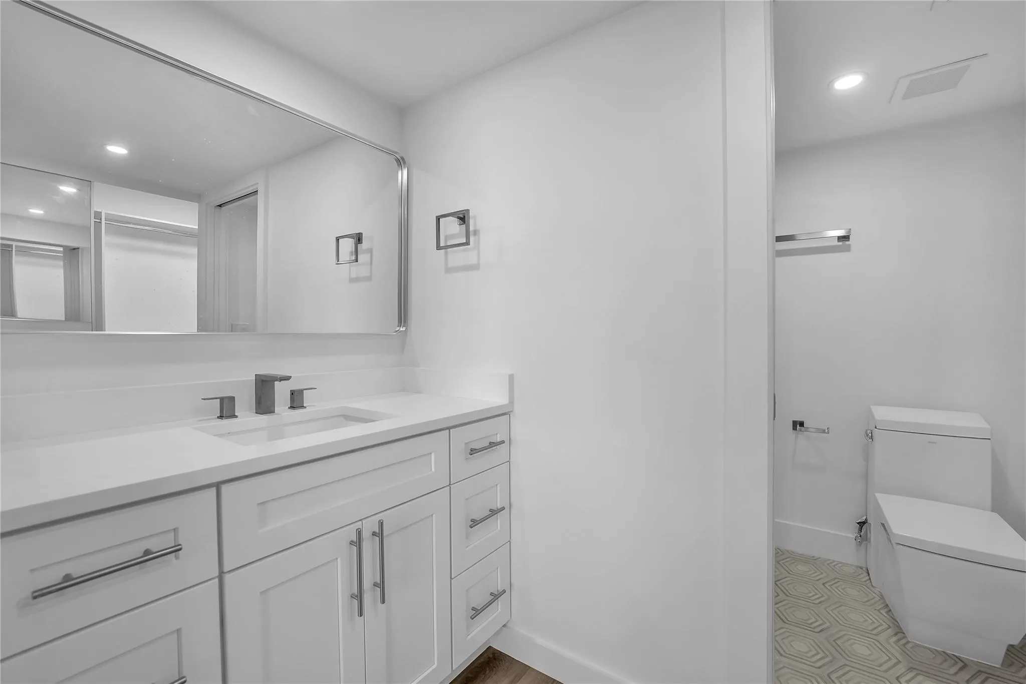 6037 Balboa Circle, #401