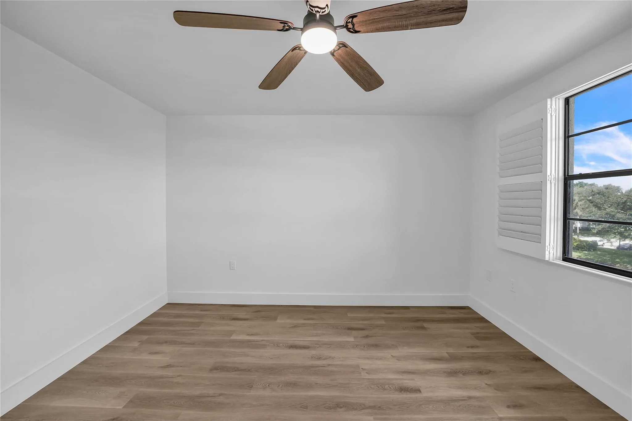 6037 Balboa Circle, #401