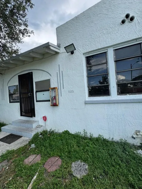 1832 NW 49th St