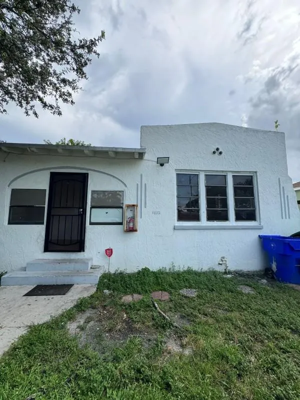 1832 NW 49th St